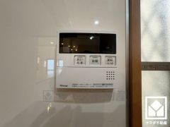 ボタン1つで自動でお湯張りができるオートバス機能付き。追い炊き機能もございますので、いつでも温かいお風呂に入ることができます。