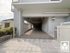駐車場の出入り口にはロボットゲート設置されており、セキュリティに配慮されています。