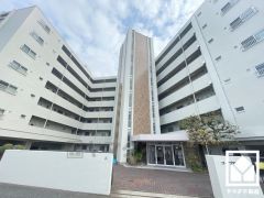 収納力豊富なトランクルームが1階にございます。アウトドア用品や季節の荷物、趣味の道具もしっかり収納できます。（使用料無償）