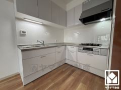 キッチンは空間を有効活用できる壁付けタイプ。L型なので作業動線が最短距離で効率良く動けます。コーナー部分の作業スペースをより広く確保できているのも魅力です。