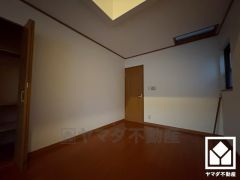 約7.6帖の洋室です。天窓付きで明るい光が降り注ぎます。柔らかな光が差し込む洋室で、快適で落ち着いた生活をお送りいただけます。