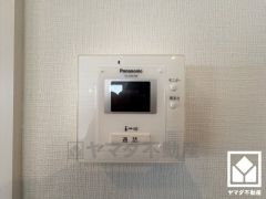 突然の来訪時でも安心なモニター付きインターホンを完備。お留守番中のお子様でも簡単に来訪者の確認ができます（一部設備故障あり）。ご成約でヤマダポイントプレゼント中です。お問合せお待ちしております。
