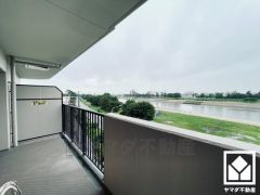 南西向きバルコニーで陽当たり、風通し良好。広々としているため、お洗濯物をたっぷりと干す事ができます。