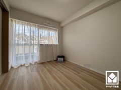 約5.7帖の洋室です。バルコニーにつながるお部屋で、通風・陽当たり良好。