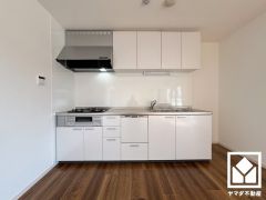 間取り図とは異なりますが、キッチンは空間を有効活用できるI型の壁付けタイプになっています。明るい白色で統一された清潔感のあるデザインが魅力のシステムキッチンです。