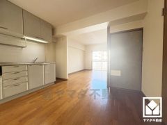 明るい光の差し込むLDKはゆったりとした家族団欒の場に。（現地間取りは、洋室とリビングが一体となっております）