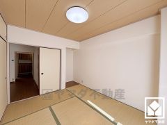 約6帖の東側和室です。板間の収納スペースがあり、畳の上には置きづらいラックなどの家具も設置していただけます。全居室に収納がございますので、お部屋の広さを最大限に活用できます。