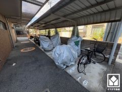 しっかり区画の整理された使い勝手の良いバイク置場です。
