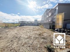 キッチンはカウンター付きの対面式。配膳や片付けがしやすく、お料理中でもお子様の様子が分かって安心です。