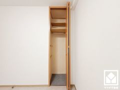 クローゼットは奥行きがあるので、収納力も申し分ありません。