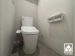明るく清潔感溢れるトイレです。2連トイレットペーパーホルダーなのでお取替えの手間も軽減できます。
