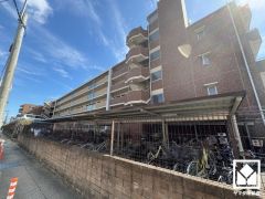 室内洗濯機置場がございますので、天候に左右されず洗濯していただけます。