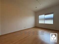 大きな窓からは明るい光が降り注ぎます。柔らかな光が差し込む洋室で、快適で落ち着いた生活をお送りいただけます。