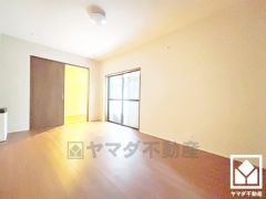 大きな窓からは明るい光が降り注ぎます。柔らかな光が差し込む洋室で、快適で落ち着いた生活をお送りいただけます。