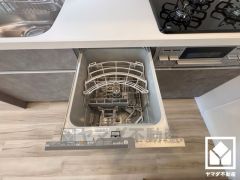 毎日の家事の負担を軽減でき、水道代の節約にもなる食器洗乾燥機付き。