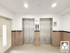 複数基のエレベーターを設置し、待ち時間を短縮。快適な住まいへのアクセスをスムーズに。