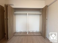 大きなクローゼットなので整理整頓しやすいです。お洋服はもちろん、スーツケースなどの大物もしっかり収納できます。