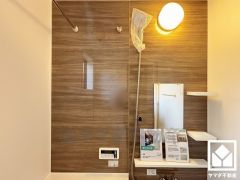 清潔感あふれる空間で、毎日のバスタイムをより快適に。真冬の寒い浴室を暖かく、また雨の日の洗濯物の乾燥にと多用途に活躍する浴室暖房乾燥機付きです。