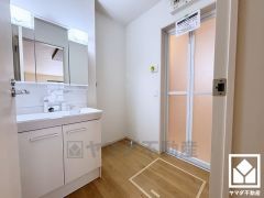 収納付きでスッキリお使い頂ける3面鏡の洗面台です。洗面ボウルが広めなので、忙しい朝でも身支度がしやすく時短になります。