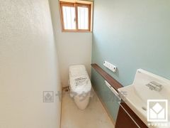 トイレにも小窓が付いており、明るく換気のしやすい空間です。