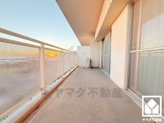 南向きバルコニーで陽当たり、風通し良好。奥行きがあり広々としているため、お洗濯物をたっぷりと干す事ができます。