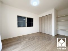 リビングにも大きなクローゼットや稼働棚があり、住空間を広々お使いいただけます。