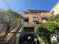 4Kと3LDKの二世帯住宅です。玄関・キッチン・トイレ・浴室・洗面所が1階・2階にそれぞれございます。