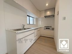 キッチンは空間を有効活用できる壁付けタイプ。L型なので作業動線が最短距離で効率良く動けます。コーナー部分の作業スペースをより広く確保できているのも魅力です。