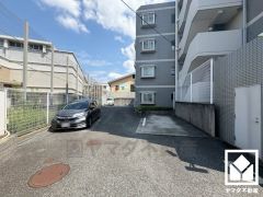 敷地内に駐車場を完備。重い荷物や雨の日の移動もスムーズで、快適なカーライフを実現。