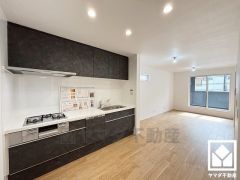 使いやすさとデザイン性を両立。落ち着いたモノトーンテイストが魅力のシステムキッチンです。窓がございますので、昼間は手元が明るく、お料理がはかどります。