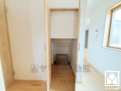 空間を無駄なく活用、階段下の賢い収納。日用品のストックもスッキリ収納できます。