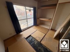 約4.5帖の洋室です。和室から洋室へ変更されています。（リフォーム前の写真となります。2025年10月24日フルリフォーム済）