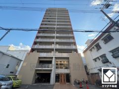 重厚感のあるファサードが、洗練された暮らしを予感させる。品格あるデザインが魅力のマンション。