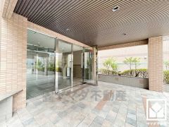 広々とした明るいエントランス。綺麗に整備されており、帰宅時や来客時にも気持ちの良い空間です。