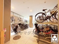 サイクルラックの設置された屋内駐輪場を完備。スッキリ整理されて、自転車同士の接触や転倒の心配がございません。