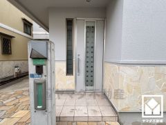 ドアや袖の窓から光が差し込み、外出時にも帰宅時にも、明るい気持ちになれる玄関です。