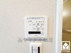 浴室暖房乾燥機付き。真冬の寒い浴室を暖かく、また雨の日の洗濯物の乾燥にと多用途に活躍する機能です。