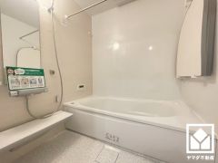 ゆったり足が伸ばせるので、毎日の疲れを癒やすバスタイムを実現。TOTO製の「お掃除ラクラクカウンター」や「ほっカラリ床」を採用しており、汚れ落ちがスムーズでお手入れがしやすくなっています。