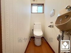 トイレが1階と2階にあるので、朝の忙しい時間にも混雑せず快適です。（リフォーム前の写真です）