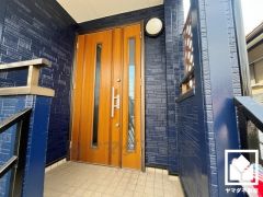 防犯性に優れたダブルロックドアを採用。スリット窓から光が差し込み、外出時にも帰宅時にも、明るい気持ちになれる玄関です。