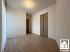 おしゃれなインテリアが映える明るい洋室で、リラックスしたひとときを過ごせます。