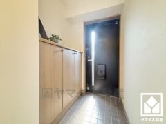 ドアの窓から光が差し込み、外出時にも帰宅時にも、明るい気持ちになれる玄関です。