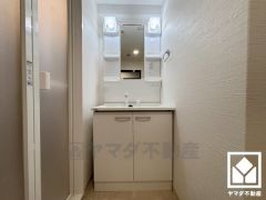 収納付きでスッキリお使い頂ける洗面台です。洗面ボウルが広めなので、忙しい朝でも身支度がしやすく時短になります。