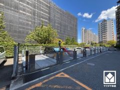 敷地内に駐車場を完備（月額9500円～14000円）。重い荷物や雨の日の移動もスムーズで、快適なカーライフを実現。空き状況は弊社スタッフまでお気軽にお問い合わせください。