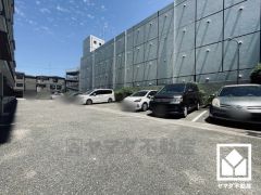 敷地内に駐車場を完備。重い荷物や雨の日の移動もスムーズで、快適なカーライフを実現。