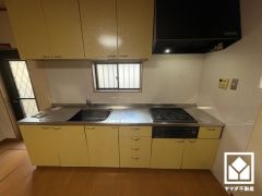 キッチン横には勝手口があり、換気やゴミ出しなどに便利です。