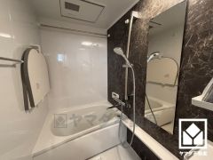 浴室暖房乾燥機付き。真冬の寒い浴室を暖かく、また雨の日の洗濯物の乾燥にと多用途に活躍する機能です。