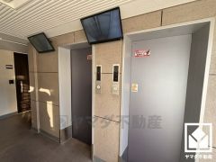 複数基のエレベーターを設置し、待ち時間を短縮。快適な住まいへのアクセスをスムーズに。防犯カメラが設置されておりセキュリティに配慮されています。