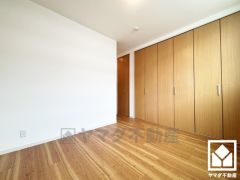 約5.9帖の3階洋室です。全居室に収納がございますので、お部屋の広さを最大限に活用できます。