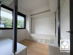 収納力豊富なウォークインクローゼット付き。お洋服はもちろん季節の荷物、趣味の道具や日用品のストックなども収納可能。棚や引き出しも多く、整理整頓がしやすい設計になっています。